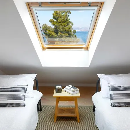 Apartamento Luri - Three-room Penthouse - Wonderful View Of The Sea - 100 Metres From The - 10 Minutes From Supetar Ferry Port - Free Secured Parking - Facilities Nearby *