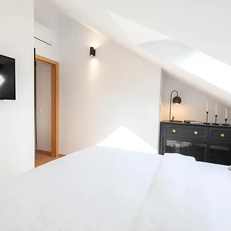 Luri - Three-room Penthouse - Wonderful View Of The Sea - 100 Metres From The - 10 Minutes From Supetar Ferry Port - Free Secured Parking - Facilities Nearby Apartamento Sutivan