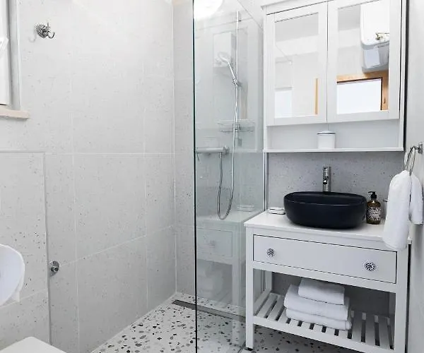 Luri - Three-room Penthouse - Wonderful View Of The Sea - 100 Metres From The - 10 Minutes From Supetar Ferry Port - Free Secured Parking - Facilities Nearby شقة