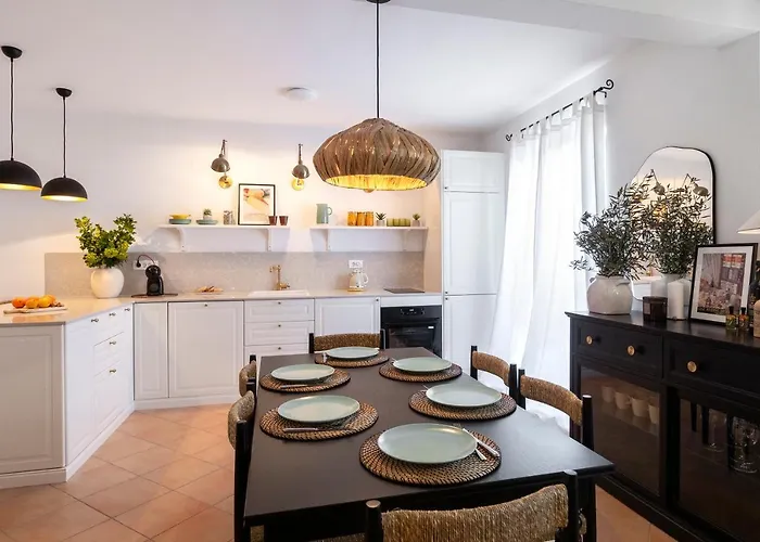 Luri - Three-room Penthouse - Wonderful View Of The Sea - 100 Metres From The - 10 Minutes From Supetar Ferry Port - Free Secured Parking - Facilities Nearby شقة *