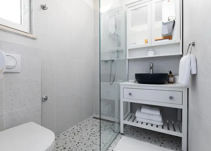 Luri - Three-room Penthouse - Wonderful View Of The Sea - 100 Metres From The - 10 Minutes From Supetar Ferry Port - Free Secured Parking - Facilities Nearby شقة سوتيفان