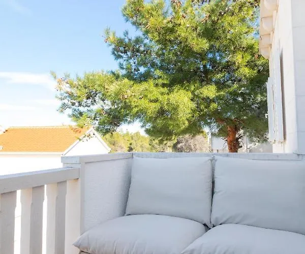Luri - Three-room Penthouse - Wonderful View Of The Sea - 100 Metres From The - 10 Minutes From Supetar Ferry Port - Free Secured Parking - Facilities Nearby شقة *