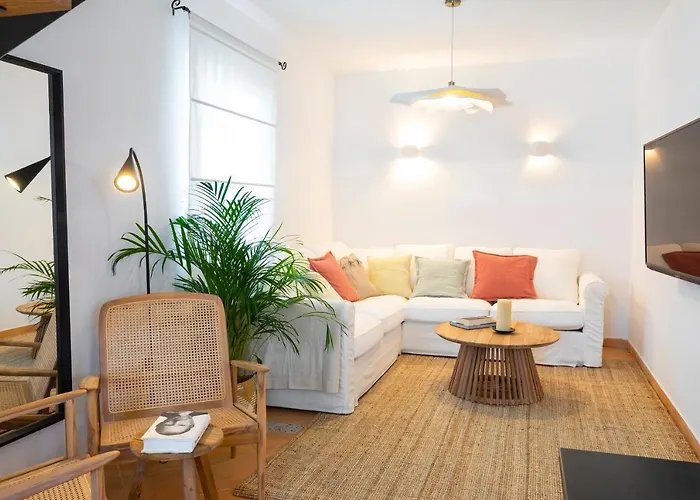 Luri - Three-room Penthouse - Wonderful View Of The Sea - 100 Metres From The - 10 Minutes From Supetar Ferry Port - Free Secured Parking - Facilities Nearby شقة