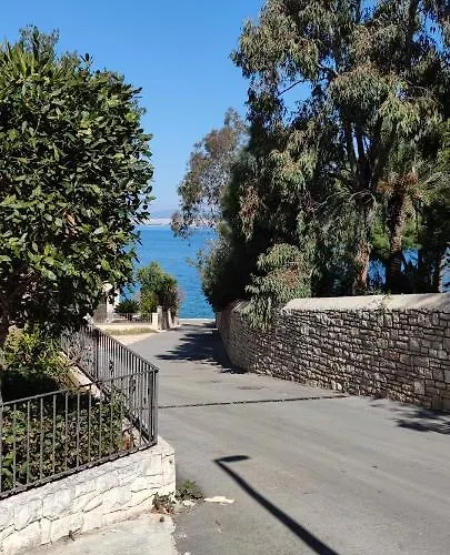 Luri - Three-room Penthouse - Wonderful View Of The Sea - 100 Metres From The - 10 Minutes From Supetar Ferry Port - Free Secured Parking - Facilities Nearby *