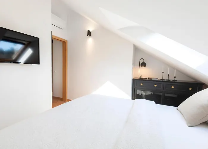 Luri - Three-room Penthouse - Wonderful View Of The Sea - 100 Metres From The - 10 Minutes From Supetar Ferry Port - Free Secured Parking - Facilities Nearby شقة سوتيفان